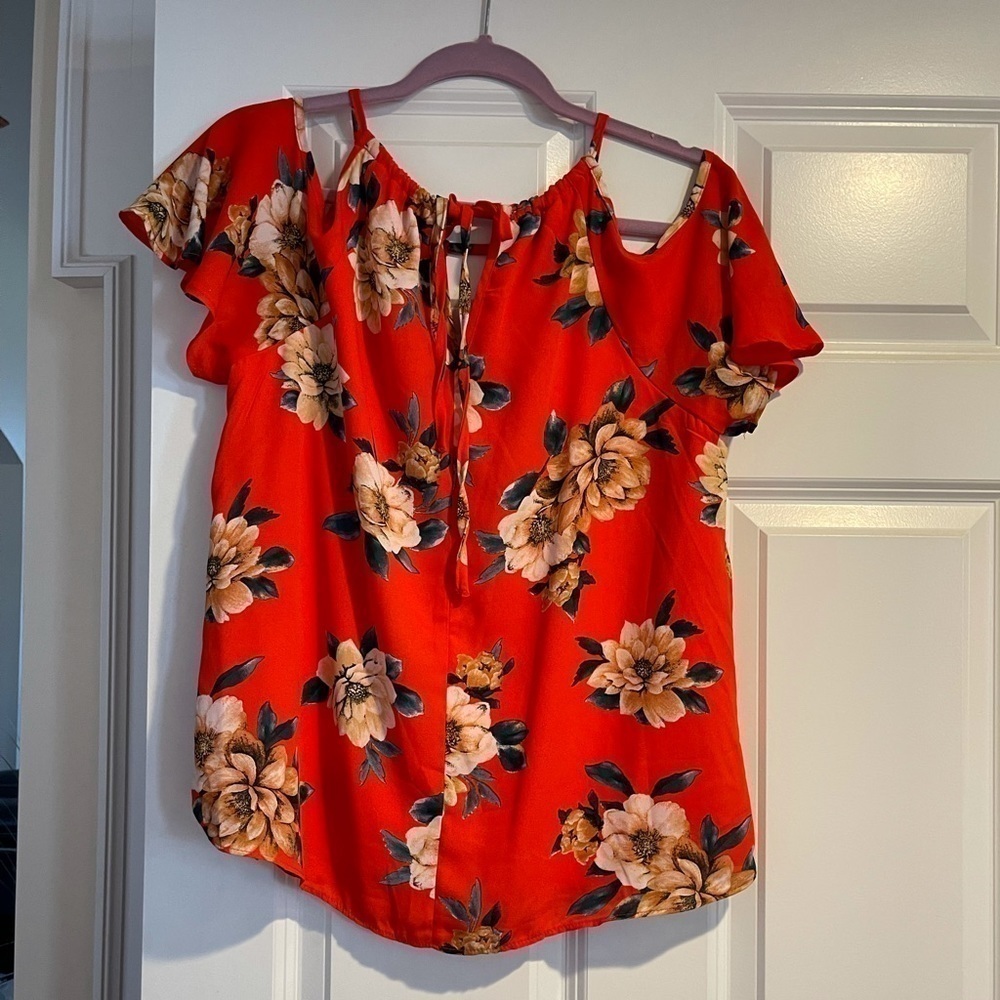 Beautiful flowy floral top. Sz m - Picture 2 of 8